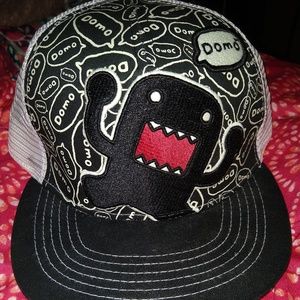 Domo black and white snap back